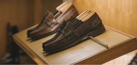 Chaussures en cuir pour hommes en magasin.